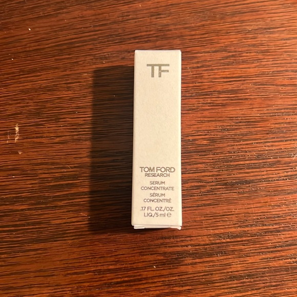 $7 in bundle of 5 or more! TOM FORD Serum Concentrate” mini/.17 fl oz - Picture 2 of 2